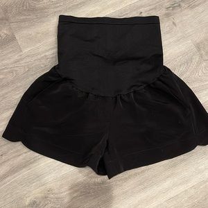A Pea in the Pod Black Women's Shorts